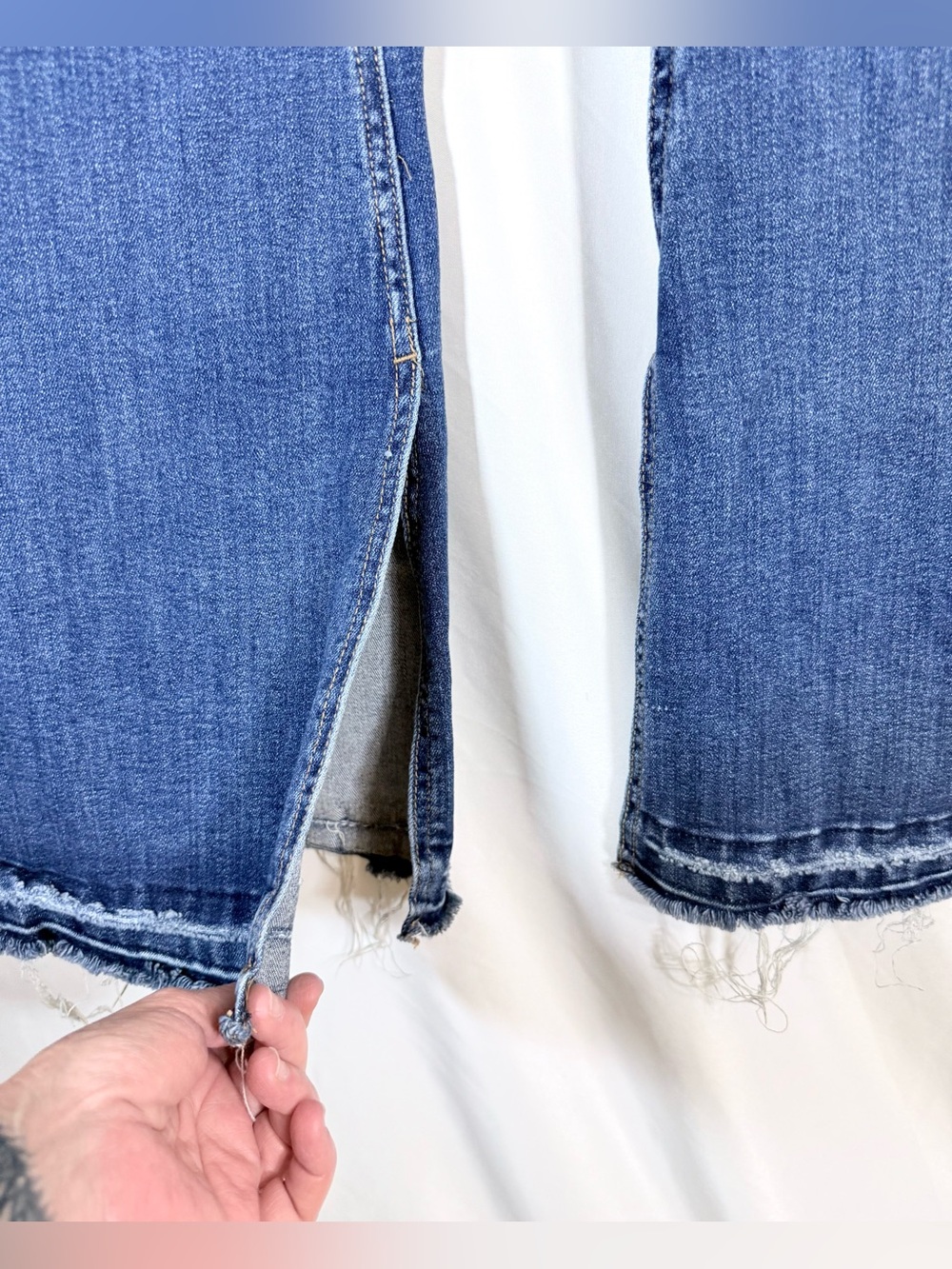 Vervet High Rise Flare Jeans With Side Slit Hems And Frayed Hem Size 32 - Picture 6 of 12